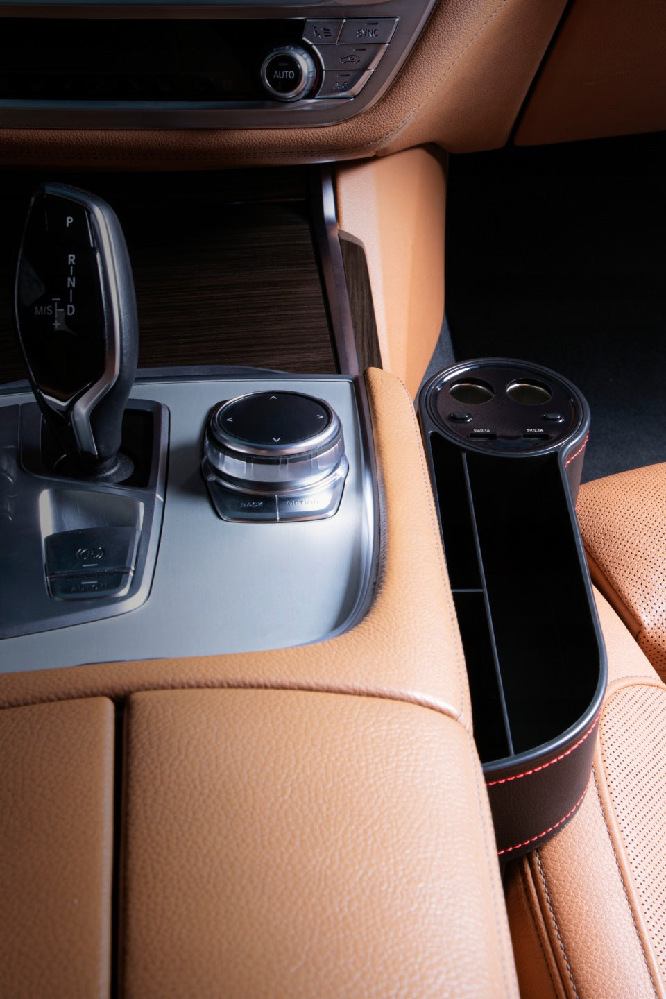 DrivePocket Pro – Ülésközi tároló USB töltővel és pohártartóval